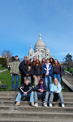 Der perfekt Moment: vor strahlend blauem Himmel und bei frühlingshaften Temperaturen posierten die Schülerinnen und Schüler des Französischkurses 10fs der Liebfrauenschule für ein Gruppenfoto.